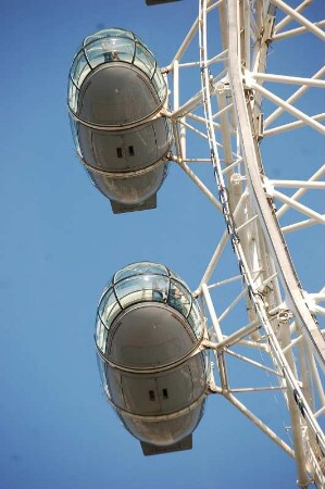 London Eye ist das größte Riesenrad der Welt, die 32 Kabinen für je 25 Passagieren sehen aus wie Weltraumkapseln, Detailbild
