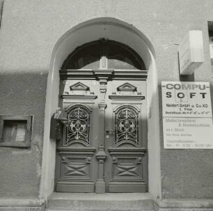 Glauchau, Haustür eines Wohnhauses