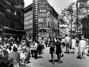 Hamburg-Altstadt. Spitalerstraße/Gerhart-Hauptmann-Platz. Auf der Geschäftsstraße herrscht starker Fußgängerverkehr