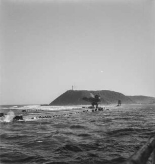 Wellenbrecher : Wellenbrecher im Hafen von Durban, dahinter Sanddüne mit Leuchtturm , Bluff