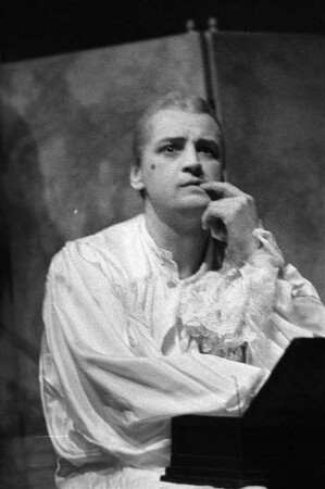Szenenbilder aus "Die Mitschuldigen", Lustspiel von Johann Wolfgang von Goethe. Kammerspiele (Deutsches Theater) Berlin, Oktober 1961