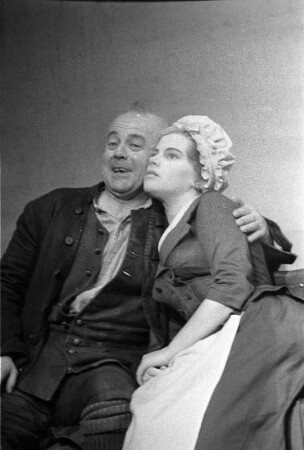 Szenenbilder aus "Die Mitschuldigen", Lustspiel von Johann Wolfgang von Goethe. Kammerspiele (Deutsches Theater) Berlin, Oktober 1961