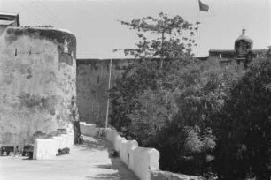 Kastell : Aufgang zu einem Kastell auf der Insel Mombasa.