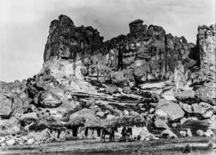 Vulkan und Tuff-Felsen : Blick auf einen Vulkan und Tuff-Felsen bei Choquemarca zwischen Curahuara de Carangas und Changamoco.