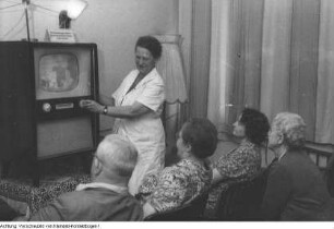 Fernsehabend in einem Klub der Volkssolidarität. Sendung über den Empfang des Kosmonauten Gagarin, 1961