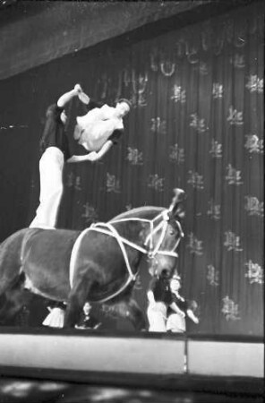 Wintergarten: Enrico Caroli; Reiter Truppe; Salto