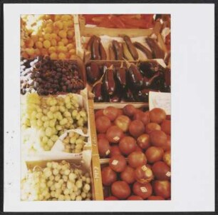 Marktstand mit Obst und Gemüse in Freiburg
