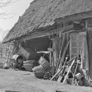 Strohgedecktes Blockhaus in Burg-Kauper. : Ze słomu skryte kładźity twar statoka w Kupaŕskich Bórkowach.