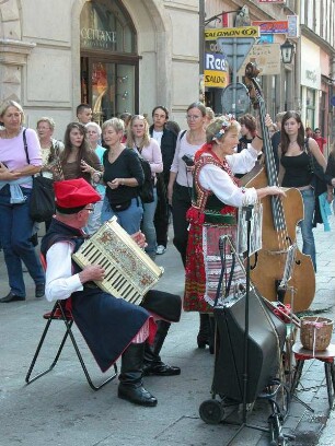 Straßenmusiker am Hauptmarkt, in Volkstracht