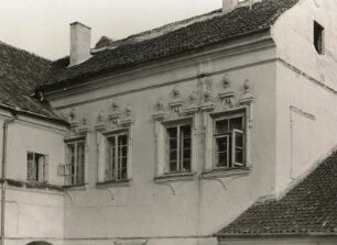 Vilnius. Wohn- und Geschäftshaus, Schloßstraße 3, Hofansicht, 4 Fenster mit Bekrönung