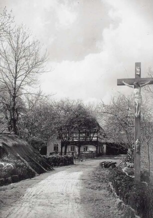 Zeißholz, Mehrseithof : Zeißholz. Mehrseithof. Straßenansicht mit Kruzifix an Zufahrt