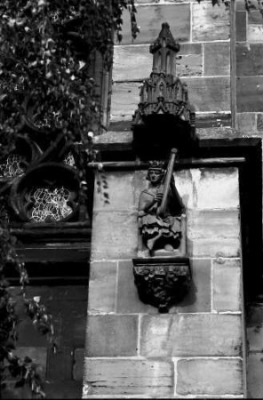 Freiburg: Figur am Südwestpfeiler, David mit Harfe