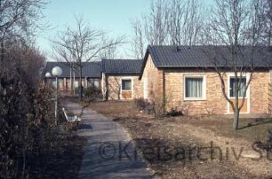 Kreisaltenheim [Ahrensburg]: Reeshoop: Gebäude, Grünanlage, Weg, Ruhebänke