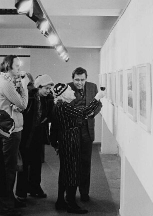 Die Malerin Charlotte E. Pauly in ihrer Ausstellung in der "Galerie Berlin"