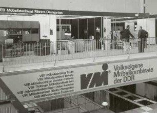 Messehalle für Möbel (Halle 15). Raumaufnahme mit Ausstellungskoje des VEB Möbelkombinat Ribnitz-Damgarten auf der Empore