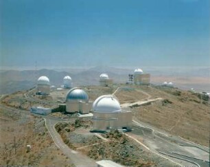 Chile. Blick von der großen Kuppel des 3.6 Meter-Teleskops auf das Gelände des Observatoriums auf dem La Silla