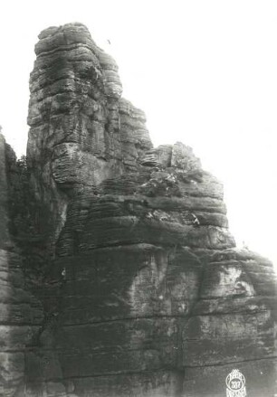 Sächsische Schweiz, Rathener Gebiet. Eule im Raaber Kessel. Seilschaft Karl Ullrich / Karl Jander bei der Erstbegehung im Riß des Südwestweges