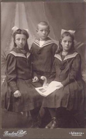 Fotoporträt von drei Kindern im Matrosenanzug