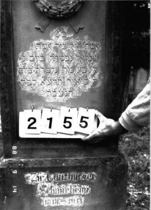 Grabstein 2155 (Index: 100097142) Maße HxBxT: 149x55x32 cm Symbolik: Trauerkranz: Grabstein 2155 (Detailaufnahme)