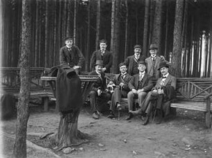 Gruppenbild von jungen Männern an einem Rastplatz im Wald
