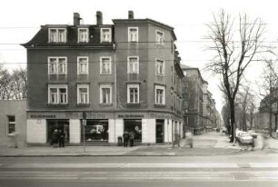 Dresden-Löbtau. Wohn-und Geschäftshaus (Bekleidungshaus Stohn), Otto-Franke-Straße 1/Ecke Kesselsdorfer Straße. Straßenfront (Kesselsdorfer Straße)