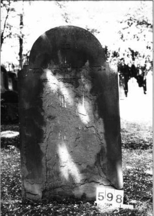Grabstein 598 (Index: 99630100) Material: Sandstein Zustand: völlig verwittert Maße HxBxT: 120x65x8 cm Beschreibung: Stele mit eingezogenem Rundbogenabschluß: Grabstein 598