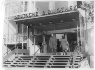 Deutsche Nationalbibliothek (DNB) Frankfurt/Main. Besucher vor dem Eingang der Bibliothek