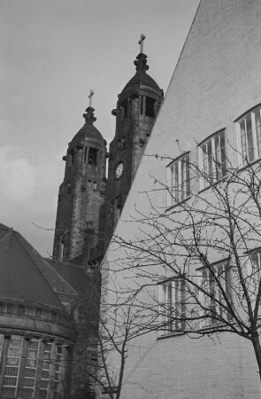 Dresden-Strehlen. Christuskirche, im Vordergrund Gemeindehaus