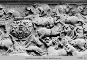 Ebrietas: Zentauren verschlingen Tiere - Ausschmückung des Hofes mit Fresken und Terrakottareliefs