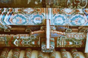 Bemalte Deckenbalken vermutlich in einem buddhistischen Tempel