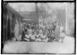 Fasnacht im Josefinenstift (Klösterle) 1929; Narrengruppe