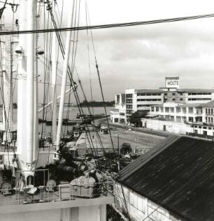 Hafen von Lagos : Lagos (Nigeria), Hafen. Ansicht von Bord eines DDR-Frachtschiffes, um 1960