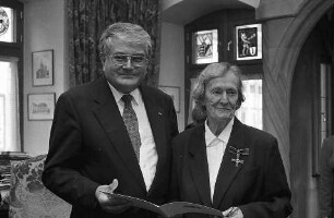 Freiburg im Breisgau: Dorothy Elchlepp erhält von Regierungspräsident Conrad Schroeder das Bundesverdienstkreuz