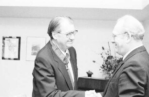 Freiburg im Breisgau: Karl Härringer erhält von Justizminister Heinz Eyrich das Bundesverdienstkreuz