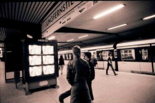 Hamburg: S-Bahnhof Jungfernstieg mit Fernsehkästen des HH-Programms
