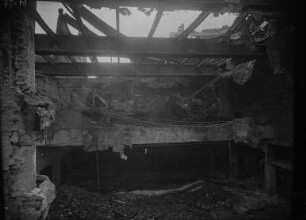 Universum, Kino, Dresden, Prager Straße : Dresden, Prager Sraße. Ruine des Universum-Theaters ( (Ufa-Kino, Tonfilmtheater). Ansicht von der Bühnenseite