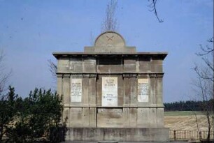 Denkmal für die im Konzentrationslager Espenfeld umgekommenen Menschen; steht vor Ortseingang an Stelle des ehemaligen Lagers