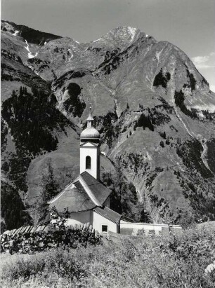 Blick auf die Kirche von Kaiseres im Almajuratal