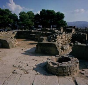 Phaistos. Palast. Blick aus den königlichen Gemächern nach Osten in den Wirtschaftshof