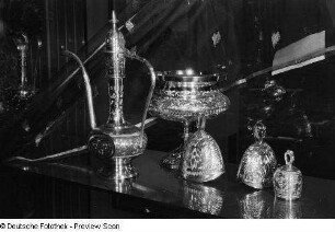 Vitrine mit Metallgefäßen auf der Leipziger Frühjahrsmesse