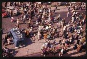 Lautsprecherwagen und Zuschauer auf der Straße beim Besuch von John F. Kennedy in Berlin 1963