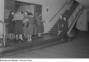 Eine Personengruppe im Foyer des Klubhauses