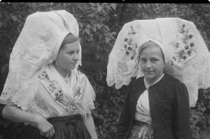 Mädchen in Kirchgangstracht aus dem Spreewald. : Holcy w kemšacej drasće z Błótow.