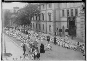Fronleichnamsprozession in Sigmaringen 1929; Prozession in der Karlstraße vor dem Prinzenbau; Kindergartenkinder mit Blumenkörbchen