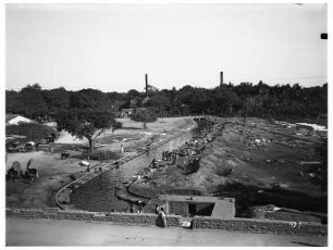 Szene am Kanal von Hyderabad : Weltreisen. Indien. Wäsche waschen am Kanal von Hyderabad (vorn Straße mit Inschrifttafel: Kazania Sluige, Bhogie Ghat, Hyo Mungy)