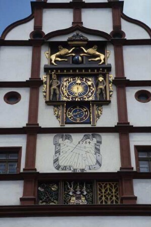 Kunstuhr mit Löwen und Mondphasenkugel