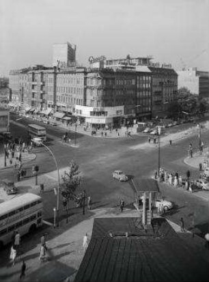180° Panorama, Bild 3 von 5. Blick über den Joachimsthaler Platz den Kurfürstendamm entlang.. Berlin-Charlottenburg, Joachimsthaler Platz