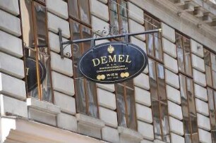 Wien - Konditorei Demel : Das Werbeschild an der Fassade weist auf die Wiener Traditionskonditorei Demel hin, 2008