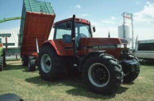 Fotografie: Gartenbautechnik-Freiland, Traktor, Allradtraktor, Transportgerät, Zweiachsanhänger