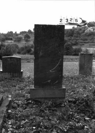 Grabstein 2325 (Index: 100097484) Maße HxBxT: 136x48x14 cm: Grabstein 2325